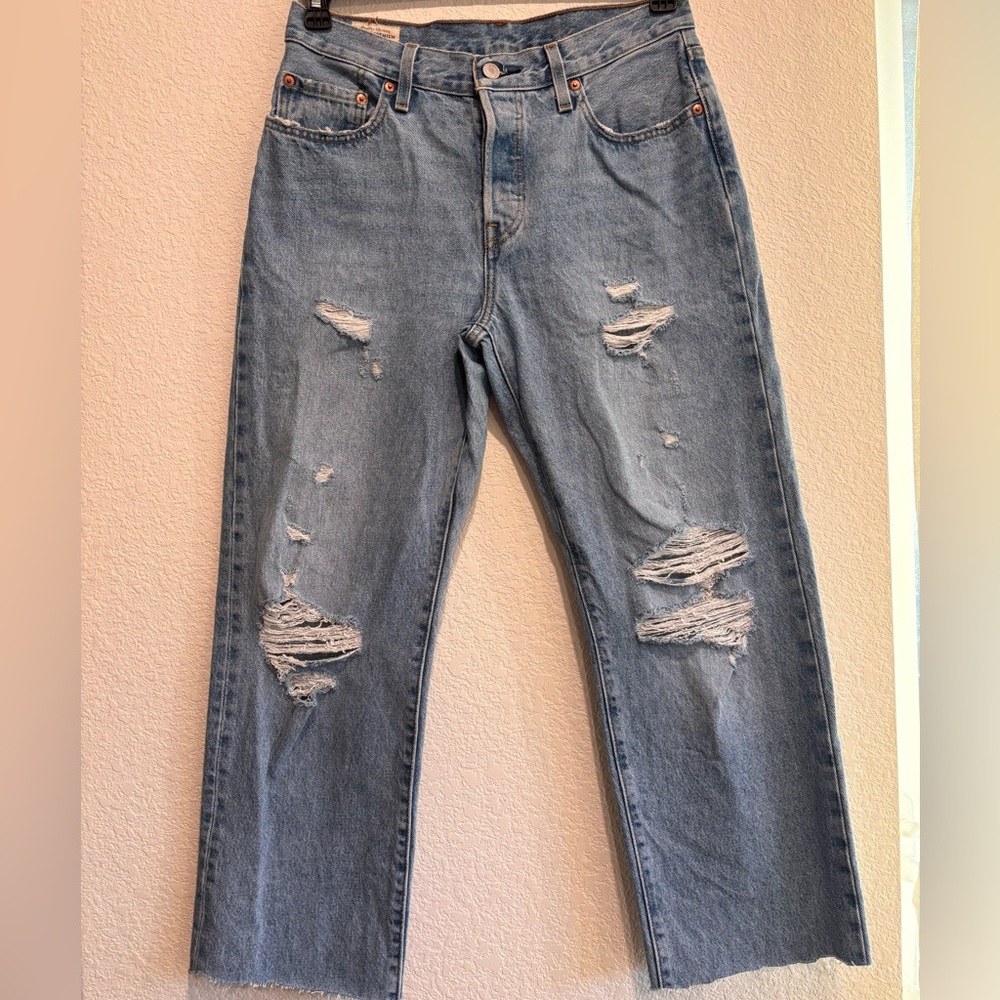 Aritzia x Levi's Women’s Light Blue Distressed Straight Jeans with Raw Hem